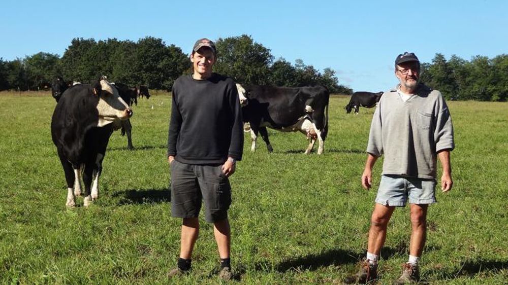 Aymeric Morel (à gauche) et François Grange placent en tête de leurs objectifs la qualité de vie à la ferme. © Bérengère Lafeuille